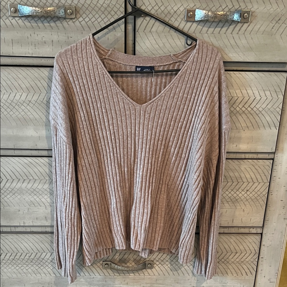 GAP Ribbed V-Neck Sweater in Light Taupe